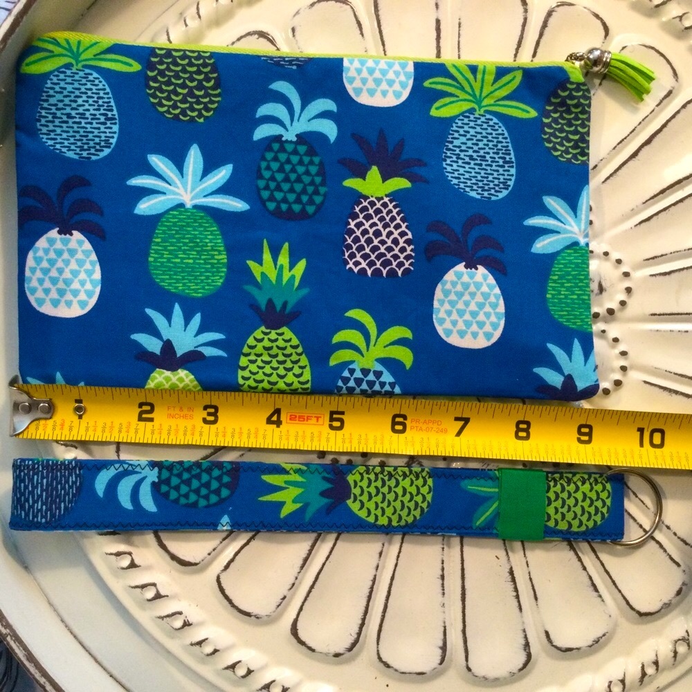 NWT ZIPPERED BAG PINEAPPLE & KEYCHAIN - Picture 2 of 7